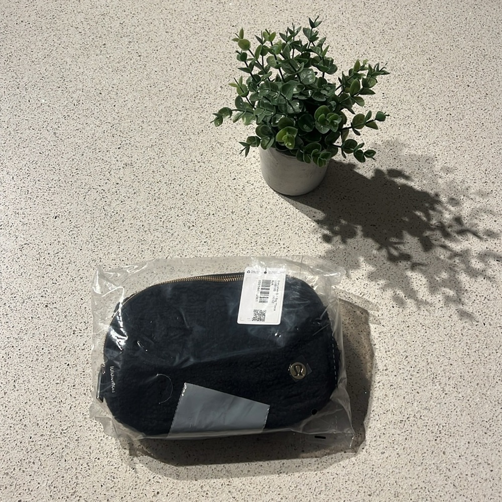 Lululemon Limited Edition Everywhere Belt Bag 1L *Fleece Black Sherpa - Picture 8 of 16